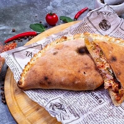 Пицца Кальцоне 650 г в Donna Maria PREMIUM по цене 1280 ₽