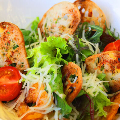 Салат Цезарь с тигровыми креветками в Full House по цене 680 ₽