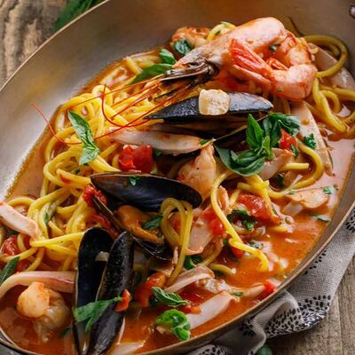 Спагетти с морепродуктамив Каретный дворик по цене 900 ₽