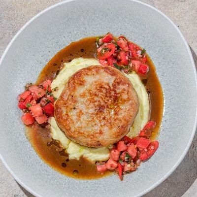 Куриная котлета с картофельным пюре и соусом демигласв Куркума по цене 790 ₽