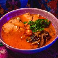 Том ям с курицейв Urban Ramen