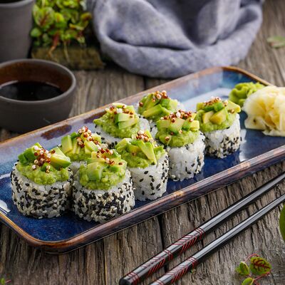 Ролл с гуакамоле в Пряности & Радости на Васильевском по цене 390