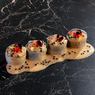 Тунец бигай с лососем и дорадо в Gills по цене 1330 ₽