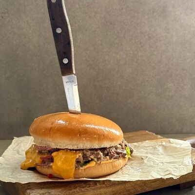 Бургер с томленой говядинойв Andys по цене 770 ₽