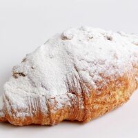 Миндальный круассан с бананом и шоколадом в Coffee Machine на Алеутской