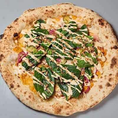 Пицца с пастарми из цыпленка, беконом и моцареллой в Кафе Итальянцы по цене 860 ₽