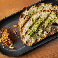 Деревенский хлеб с оливковым маслом и зеленью в Горячо