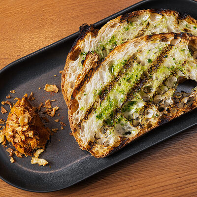 Деревенский хлеб с оливковым маслом и зеленью в Горячо по цене 210 ₽