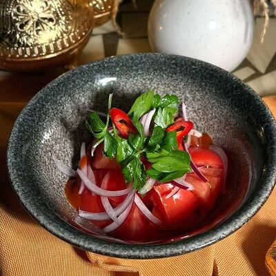 Ачик-чучук из сочных томатов с красным луком и чили в Куркума по цене 430 ₽