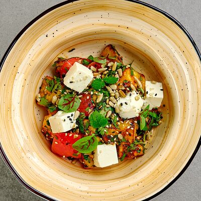 Салат с хрустящими баклажанами, томатами и сыром брынза в Pivino по цене 430