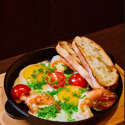 Глазунья с креветками в Плюшка по цене 590 ₽