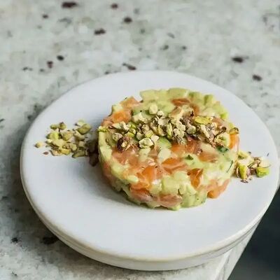 Тартар из лосося и авокадо в Tin по цене 990 ₽