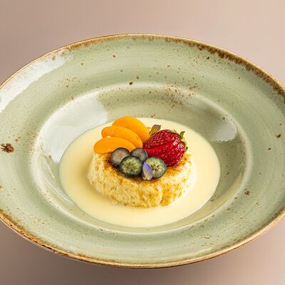 Крем-брюле из белого шоколада, апельсиновый сабайон, карамель, ягоды в Винология по цене 590 ₽
