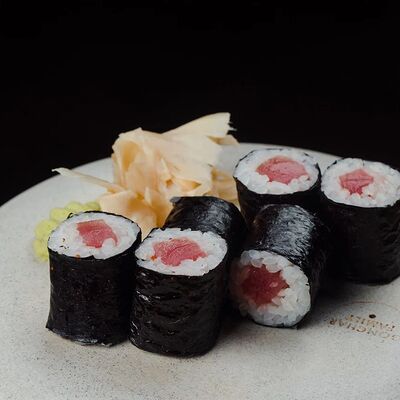 Маки с тунцом в Джимми Чу по цене 340 ₽