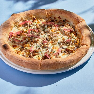 Пицца белые грибы, вешенки, черный трюфель в Итальянское бистро Figata по цене 1115 ₽