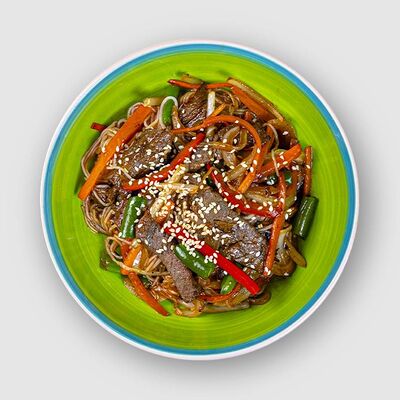 Говядина с яичной лапшой в пикантном соусе в СУШИБОКС по цене 536 ₽