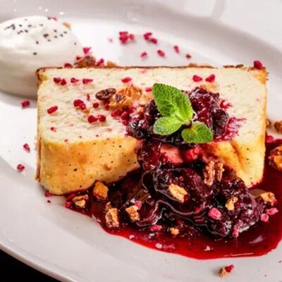 Творожная запеканка Dolce с ягодным кули в Dolce Cafe по цене 489 ₽
