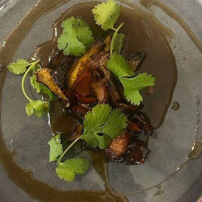 Овощи, обжаренные в тайском кисло-сладком соусе в Эрмитаж по цене 250 ₽