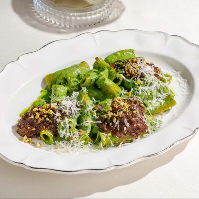 Паста ригатони с говяжьими щёчками и песто из фисташек в Cristal по цене 1400 ₽