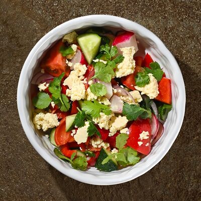 Овощной салат с армянским сыром в Cascade по цене 580 ₽