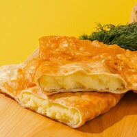 Чебурек с картофельным пюре и луком в Чебурекми