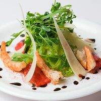 Салат с креветками и печеным перцем в Cafeshion