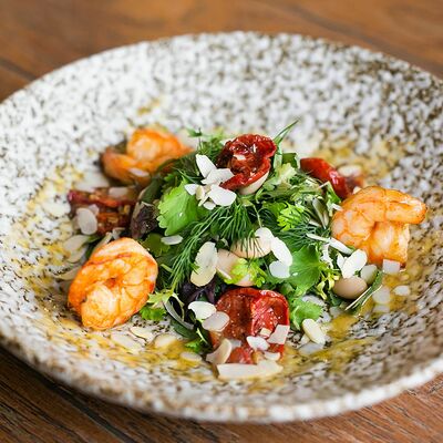 Салат с тигровыми креветками и вялеными помидорами в Дюшес по цене 560