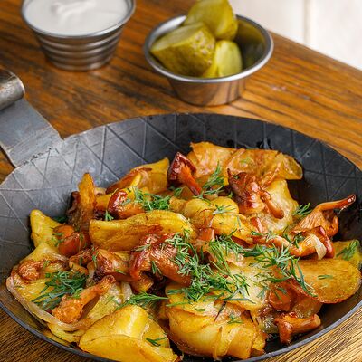 Жареный картофель с лисичками, подкопченной сметаной и маринованными огурцами в Пряности & Радости на Васильевском по цене 750