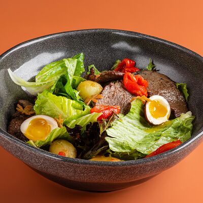 Ростиф из говядины, микс зелени, маринованные яйца, соус ромеско в Винология по цене 850 ₽