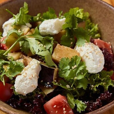 Салат с хрустящими баклажанами в Винегрет по цене 680 ₽