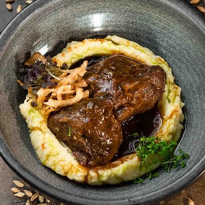 Томленые говяжьи щечки из мраморной говядины в Paulaner Wirtshaus Polyanka по цене 1290 ₽