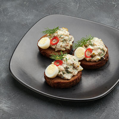Тартар из копченой скумбрии на тостах в Гранат по цене 350