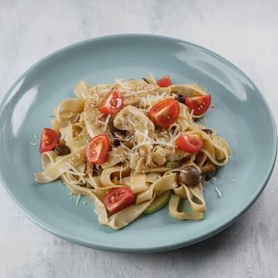 Феттуччине с курицей и грибами в Yummy yummy по цене 260 ₽