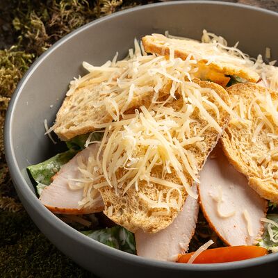 Юлий Кузьмич с курицей (он же Цезарь) в Тайга по цене 535 ₽