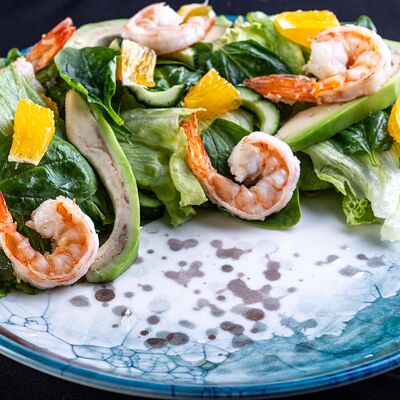 Салат из шпината с обжаренной креветкой и устричным соусом в В теме вкуса по цене 809 ₽