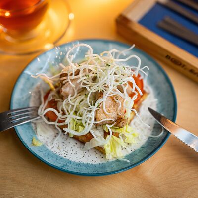 Вафля с курицей в соусе сладкий чили в Вот,блин!Кафе по цене 390 ₽