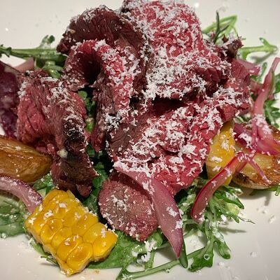 Салат с ростбифом, печеным картофелем, кукурузой, миксом салата, огурцом и брынзой в Улитка по цене 795 ₽