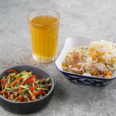 Салат и горячее в Баклажан в ТЦ 