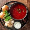 Борщ с чесночной булочкой и домашним салом в Clever Irish Pub по цене 22