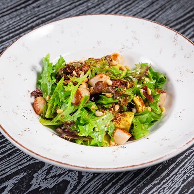 Салат с гребешками, вялеными томатами и авокадо в Only Wine по цене 1250 ₽