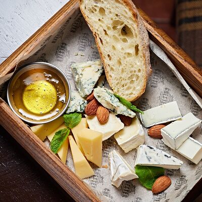 Дощечка сыров в Chester по цене 890 ₽