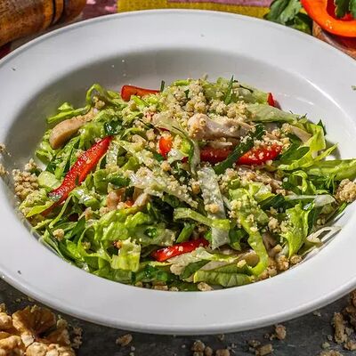 Легкий салат с курицей под винным соусом кинзмари в Хачапури по цене 510 ₽