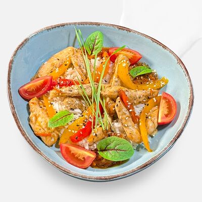 Цыпленок в азиатском стиле с рисом и овощами в Caviar по цене 750 ₽