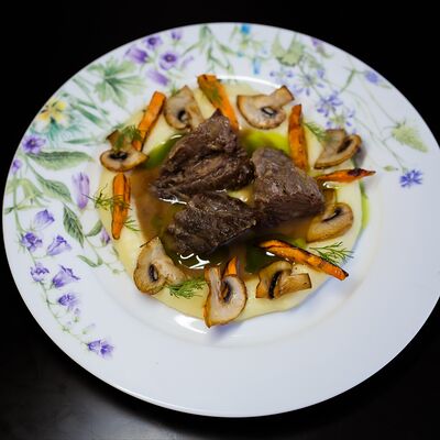 Разварная говядина скартофелем нуазет в Филин по цене 635 ₽