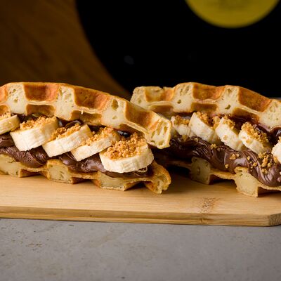 Бельгийские вафли с нутеллой, бананом и фундуком в BEATS BREW по цене 1100 ₽