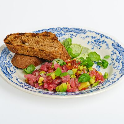 Тартар из тунца с авокадо и вялеными томатами в Bimi Vita по цене 690 ₽