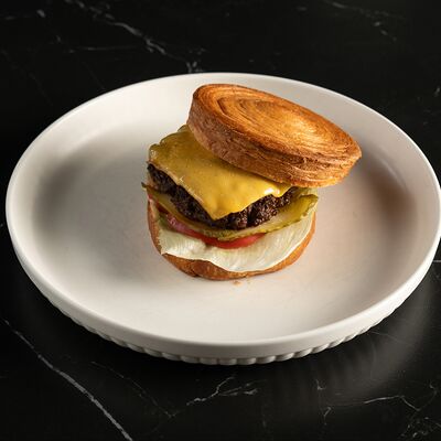 Чизбургер с котлетой из мраморной говядины в Западный сад ! по цене 950 ₽