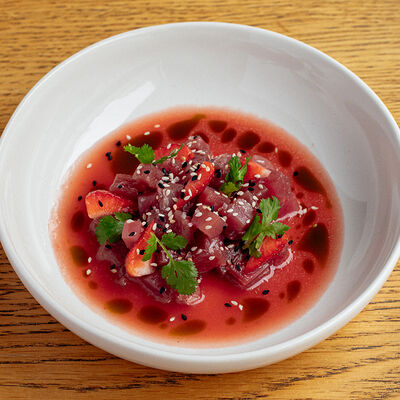 Тартар из тунца с клубникой и томатом в Riesling Boyz по цене 890 ₽