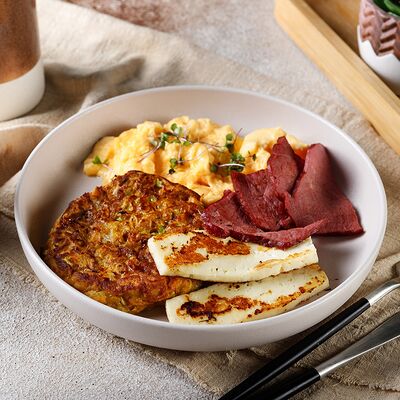 Скрембл батат-халуми в Kristof Coffee and Kitchen по цене 850 ₽