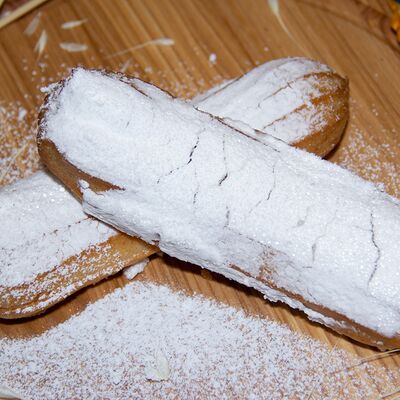 Эклер с заварным кремом в Хлеборезов по цене 89 ₽